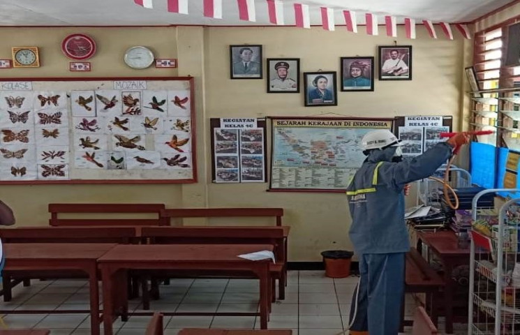 Dinas Pendidikan Semprot Desinfektan di Sekolah-Sekolah
